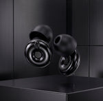 Bouchons d'oreilles QUIET Adapte noirs en silicone avec molette ajustable sur un socle sombre et élégant