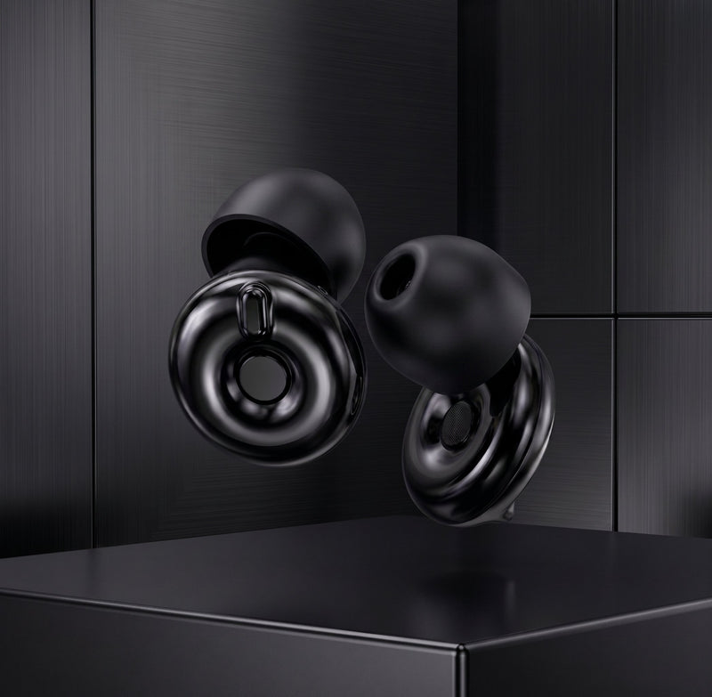 Bouchons d'oreilles QUIET Adapte noirs en silicone avec molette ajustable sur un socle sombre et élégant