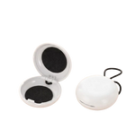 Étui de rangement rond blanc QUIET pour bouchons d'oreilles avec intérieur noir, design compact et pratique.
