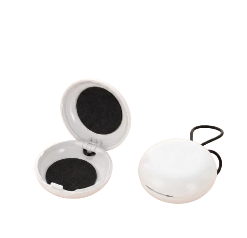 Étui de rangement rond blanc QUIET pour bouchons d'oreilles avec intérieur noir, design compact et pratique.