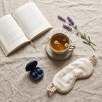Rituel du soir : livre, tisane, lavande, masque de nuit en satin et l'étui Quiet Sommeil bleu